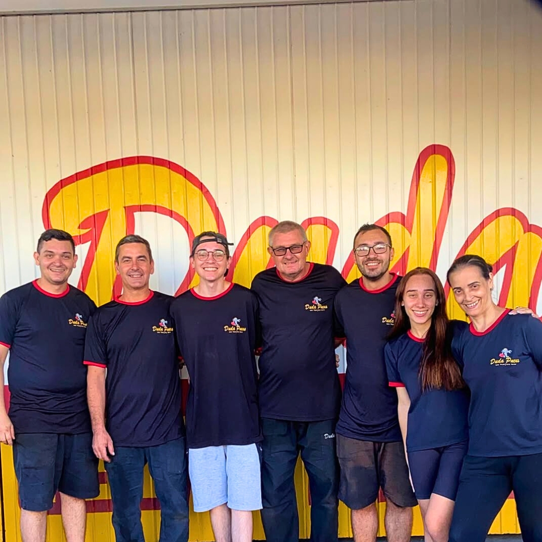 Equipe da Duda Auto Center reunida em frente á  oficina